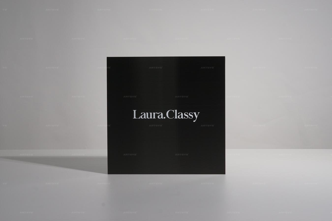 아트시스의 블랙 아크릴 사인보드 - Laura.Classy